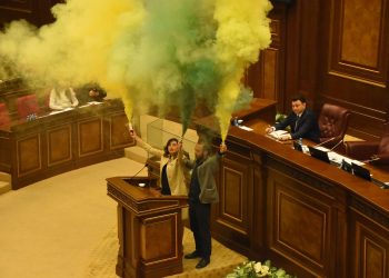 Ծուխ հեռուստադիտողների աչքերին Հանրայինի եթերից