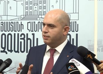 Во время митинга служебные машины НС и стекла повреждены не были