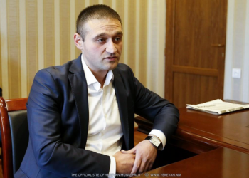 Взяточники, лица, избивавшие демонстрантов, и республиканцы в районной администрации Ачапняка