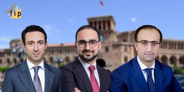 Кого из должностных лиц СМИ периодически отправляют в отставку?