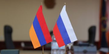 Что предусматривается армяно-российским договором от 1997г. и что написано в российско-азербайджанском договоре?