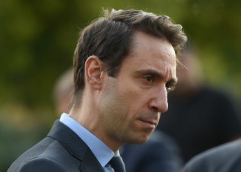 Мэрия борется с рекламными плакатами книги Кочаряна: «Айкакан жаманак» манипулирует