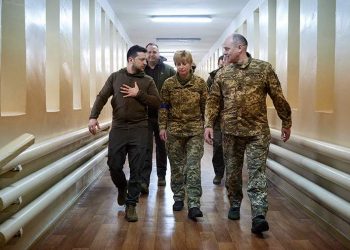 Сопровождавшая Зеленского женщина не погибла: армянские СМИ распространяют дезинформацию