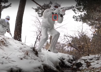 «Զինուժով» ցուցադրված «հատուկ համազգեստը» մաքրման աշխատանքի մեկանգամյա կոմբինեզոն է, որը կարելի է գնել օնլայն խանութում