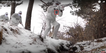 «Զինուժով» ցուցադրված «հատուկ համազգեստը» մաքրման աշխատանքի մեկանգամյա կոմբինեզոն է, որը կարելի է գնել օնլայն խանութում