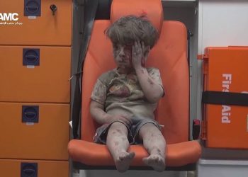 Социальные сети представляют ребенка, пострадавшего в результате авиаудара в Сирии, в свете украинской войны