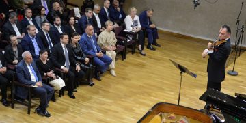 Крымские чиновники в одном ряду с Аленом Симоняном: пресс-служба НС не была в курсе