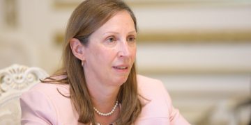 СМИ приписали слова сенатора США об армяно-азербайджанском конфликте послу США в Армении Линн Трейси