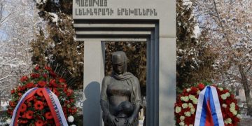 Вандализму подвергся не памятник, а были растоптаны ленты с российским триколором: Захарова манипулирует ереванским инцидентом